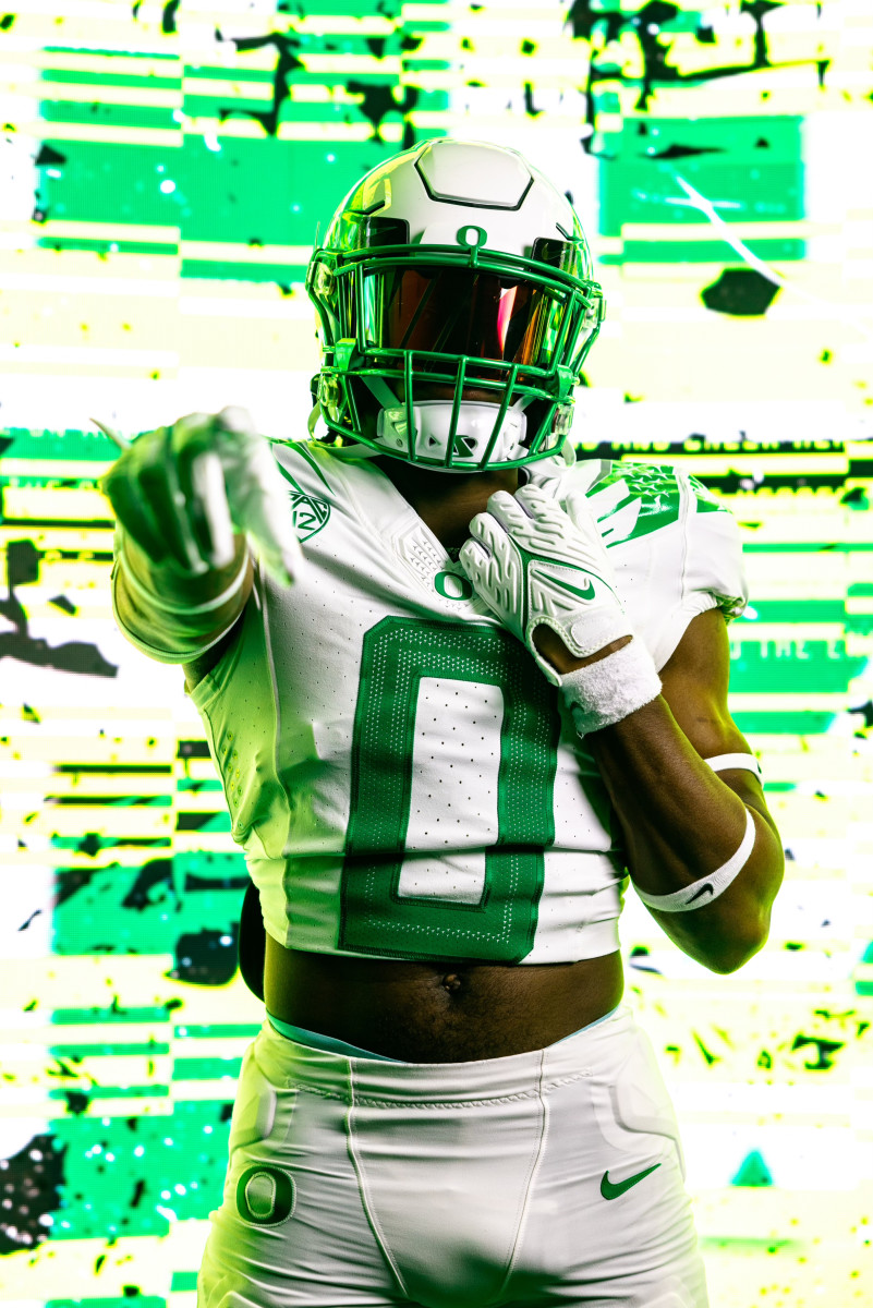 2025 RB Dierre Hill Jr. poses during a photoshoot on a visit to the University of Oregon.
